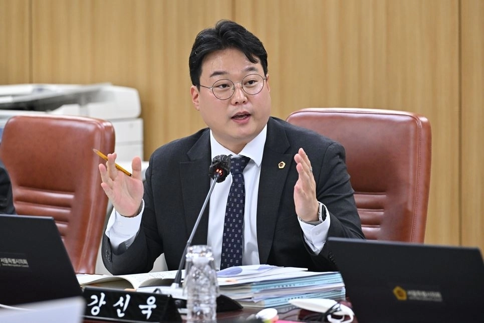 질의하는 강신욱 의원. 서울시의회 제공