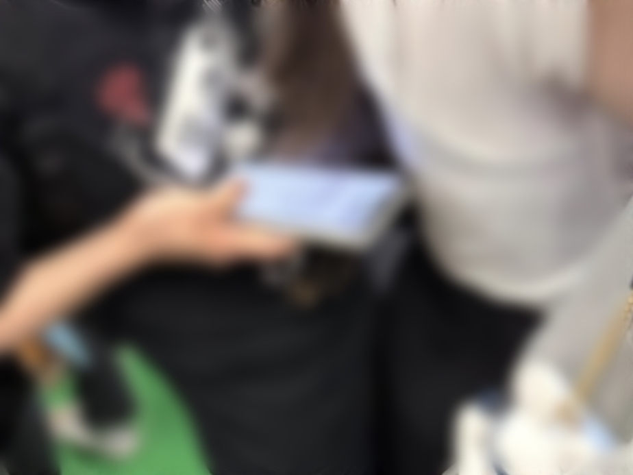 서울 지하철 2호선 여성들을 추행한 혐의를 받는 50대 남성이 경찰에 붙잡혔다. 최근 소셜미디어(SNS)에서는 중년 남성이 2호선에서 여성들을 상대로 부적절한 신체 접촉을 시도한다는 목격담이 공유됐다. 스레드 캡처