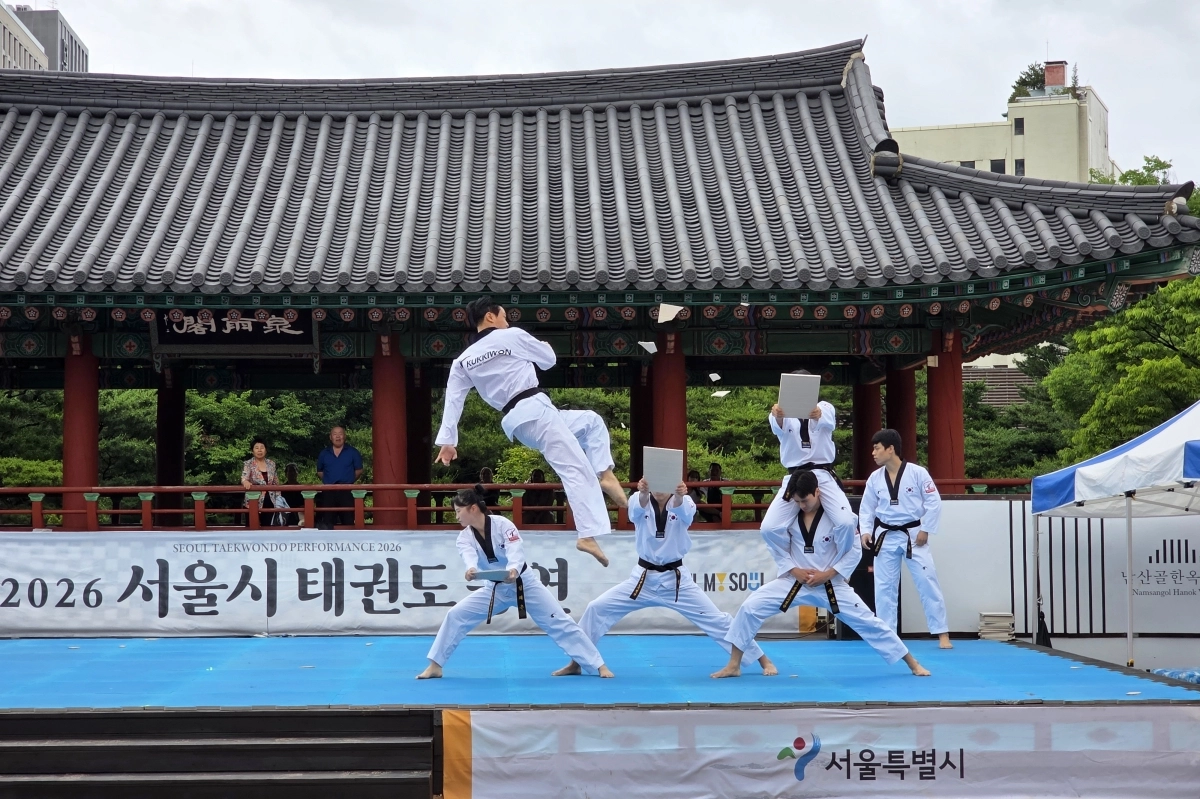 올해 상반기 서울 중구 남산골한옥마을에서 열린 ‘2026 서울시 태권도 공연’에서 선수들이 태권도 공연을 펼치고 있다. 서울시 제공