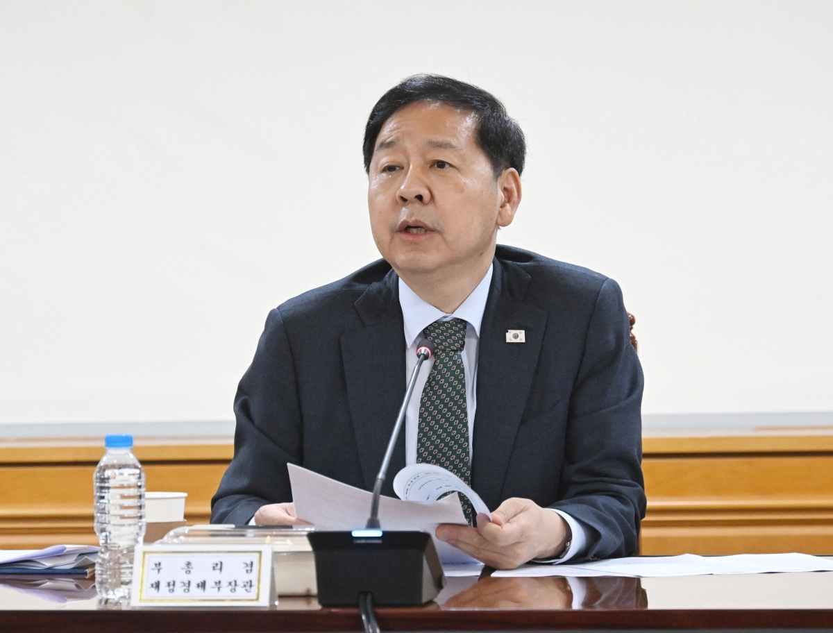구윤철 부총리 겸 재정경제부 장관이 4일 서울 중구 은행연합회에서 열린 시장상황점검회의를 주재하고 있다. 재경부 제공