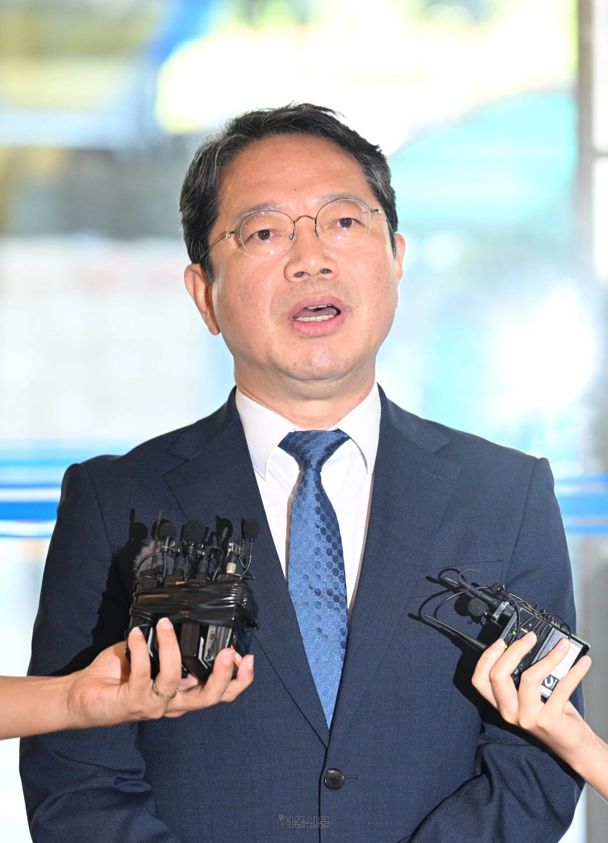 김승원 법무부장관 후보자가 3일 서울 종로구 적선현대빌딩에 마련된 인사청문회 준비 사무실로 출근하던 중 취재진 질문에 답하고 있다.   홍윤기 기자