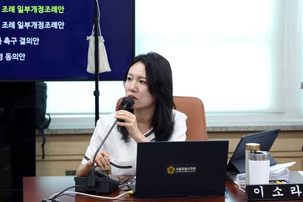 지난 3일 열린 제339회 서울시의회 임시회 주택공간위원회 서울 AI재단 출연 동의안 심의에서 질의하는 이소라 의원. 서울시의회 제공