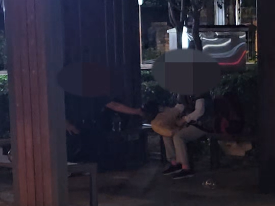 B씨가 지난달 8일 서울 성북구 길음역 인근에서 A씨에게 장물 대금을 건네는 모습. 서울경찰청 제공
