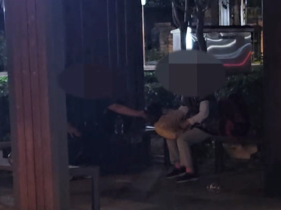 B씨가 지난달 8일 서울 성북구 길음역 인근에서 A씨에게 장물 대금을 건네는 모습. 서울경찰청 제공