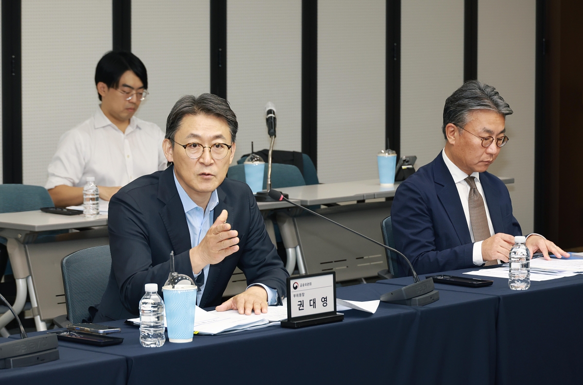 권대영(왼쪽) 금융위원회 부위원장이 4일 서울 영등포구 한국예탁결제원 서울사무소에서 토큰증권 정책방향을 발표하고 있다. 금융위원회 제공