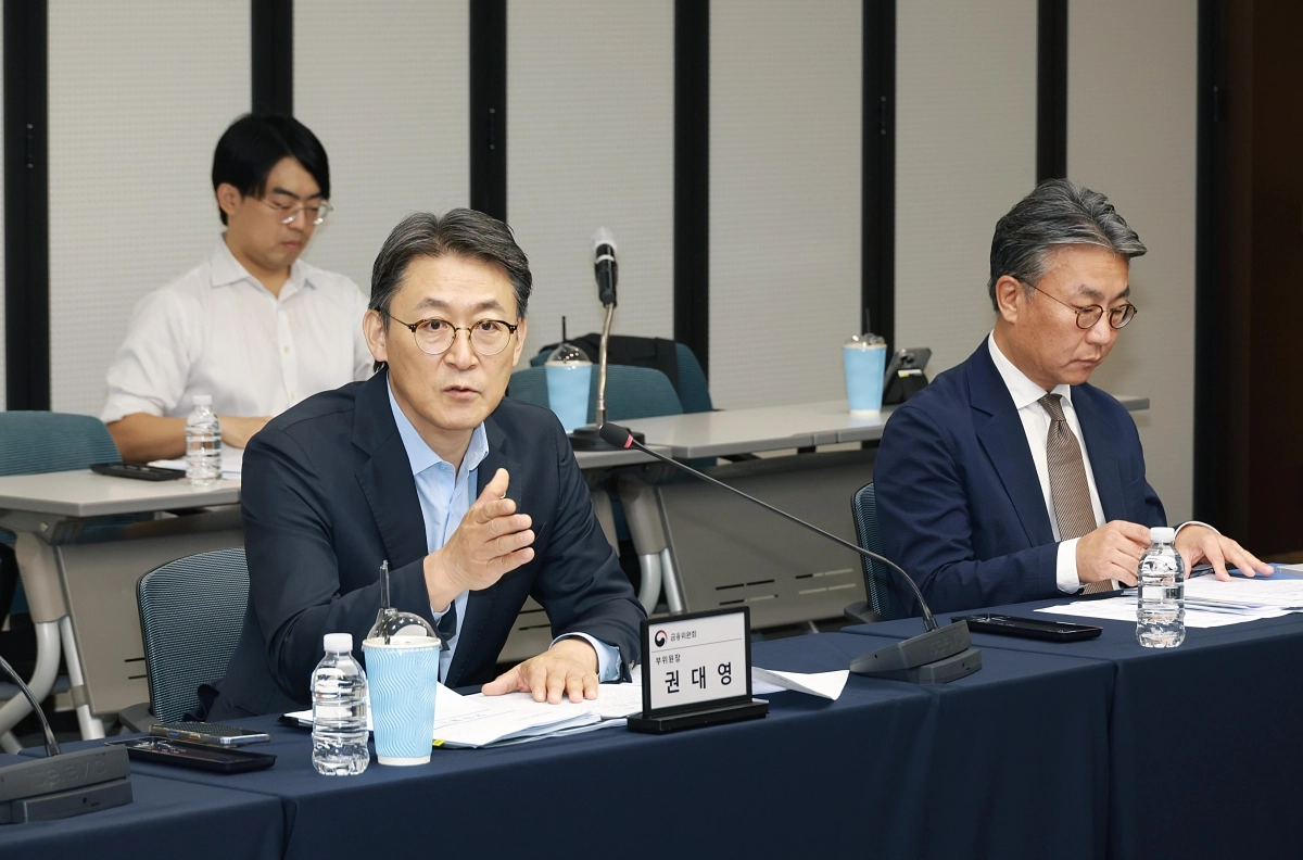 권대영(왼쪽) 금융위원회 부위원장이 4일 서울 영등포구 한국예탁결제원 서울사무소에서 토큰증권 정책방향을 발표하고 있다. 금융위원회 제공