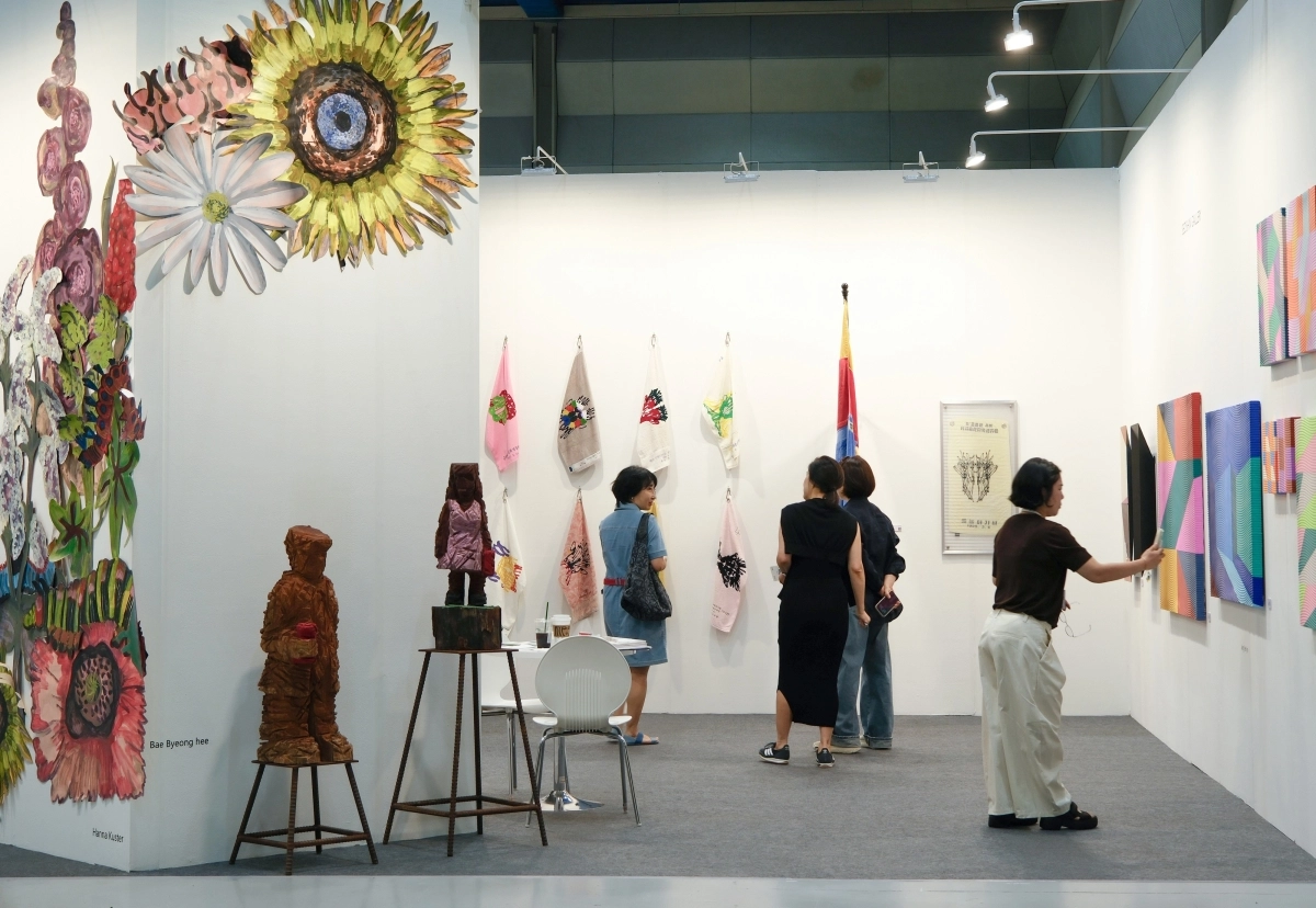 서울 강남구 코엑스에서 열린 ‘키아프 서울 2026’ 관람객들이 부스 전시물을 보고 있다. 예술경영지원센터 제공