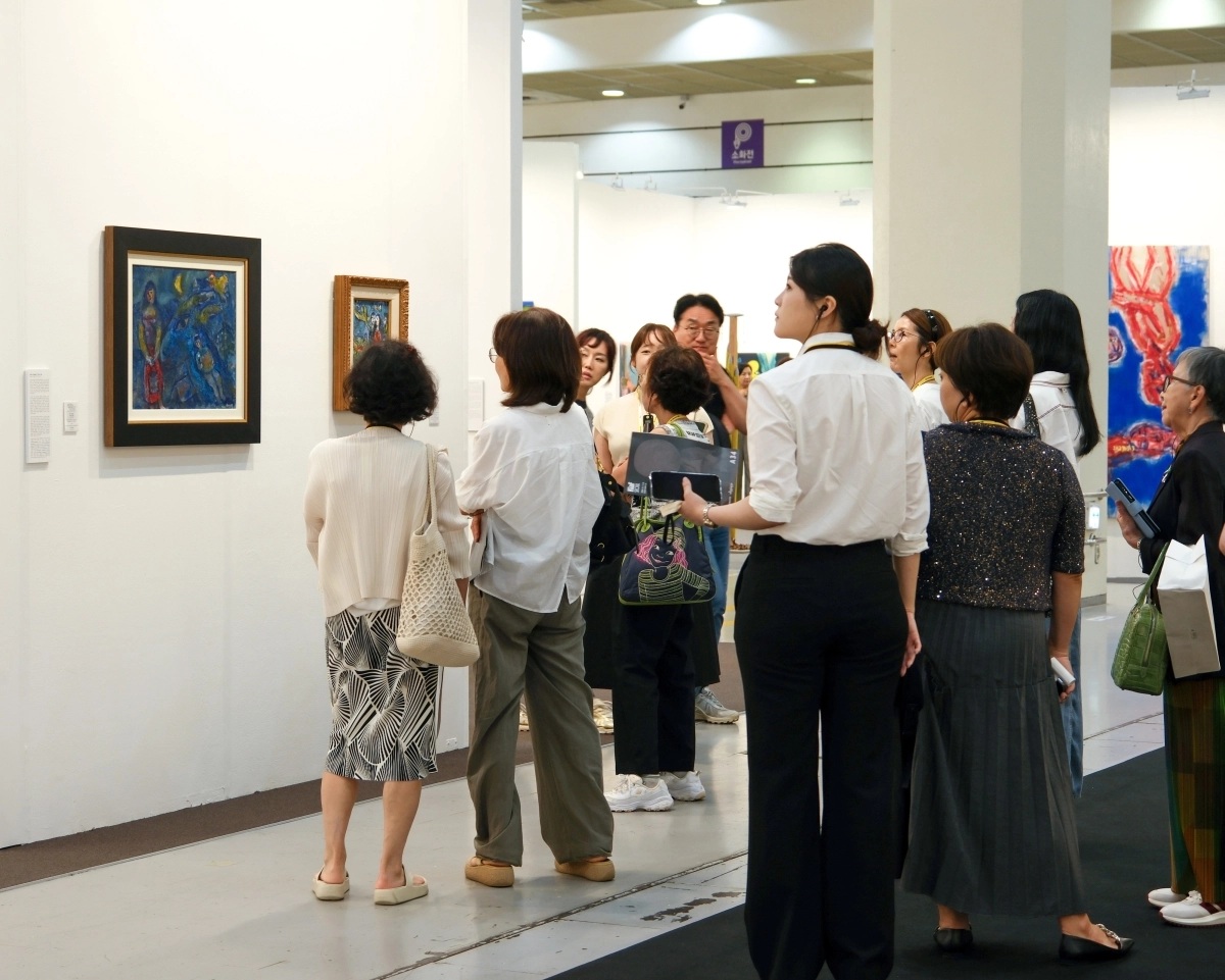 서울 강남구 코엑스에서 열리고 있는 ‘프리즈 서울’의 현장이 람객들로 인산인해를 이루고 있다. 예술경영지원센터 제공