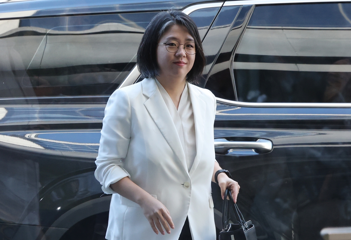 용혜인 성평등가족부 장관 후보자가 4일 서울 서대문구에 마련된 인사청문회 준비 사무실로 출근하고 있다.  연합뉴스