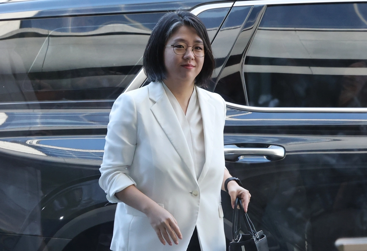 용혜인 성평등가족부 장관 후보자가 4일 서울 서대문구에 마련된 인사청문회 준비 사무실로 출근하고 있다.  연합뉴스