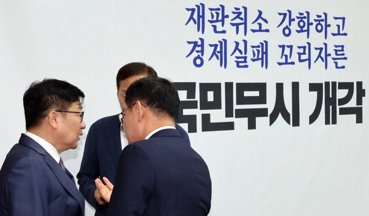 정점식 국민의힘 원내대표가 4일 여의도 국회에서 열린 원내대책회의에 참석하며 임종득 의원과 대화를 나누고 있다. 뉴시스