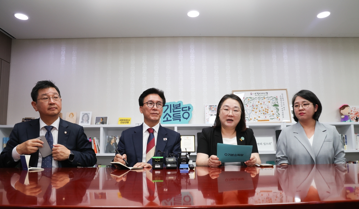 김민석(왼쪽 두번째) 더불어민주당 대표가 24일 오후 서울 여의도 의원회관에서 문미정 기본소득당 대표 권한대행을 예방하고 있다. 왼쪽부터 김태선 민주당 당대표 비서실장, 김 민주당 대표, 문 기본소득당 대표 권한대행, 용혜인 기본소득당 원내대표. 뉴시스