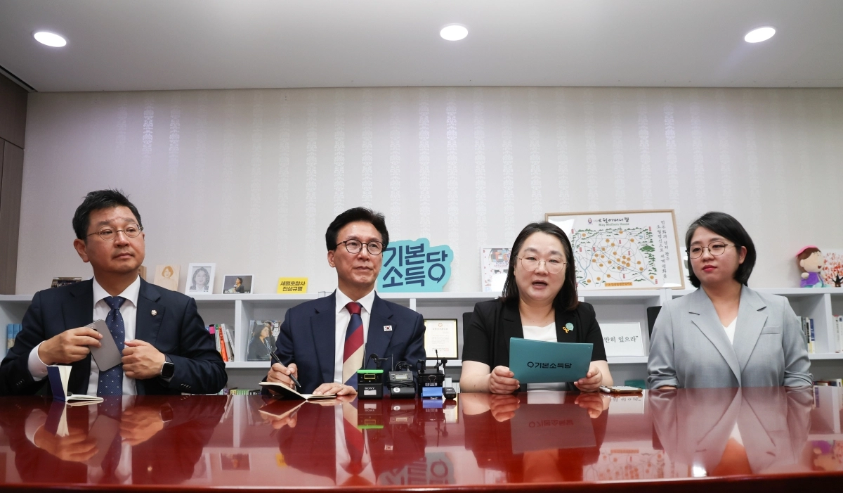 김민석(왼쪽 두번째) 더불어민주당 대표가 24일 오후 서울 여의도 의원회관에서 문미정 기본소득당 대표 권한대행을 예방하고 있다. 왼쪽부터 김태선 민주당 당대표 비서실장, 김 민주당 대표, 문 기본소득당 대표 권한대행, 용혜인 기본소득당 원내대표. 뉴시스