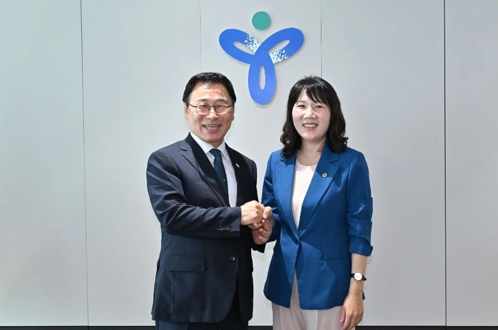 정근식 서울시교육감(왼쪽)과 양송이 서울시의회 교육위원회 양송이 부위원장이 기념촬영을 하고 있다. 서울시의회 제공