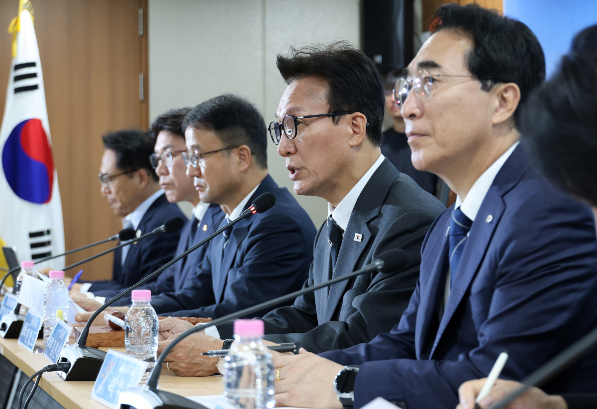 김민석(오른쪽 두 번째) 더불어민주당 대표가 4일 충남 홍성군 충남도청에서 열린 현장 최고위원회의에서 발언하고 있다. 왼쪽부터 박선원 최고위원, 이재관 충남도당 위원장, 한병도 원내대표, 김 대표, 박수현 충남지사. 홍성 연합뉴스