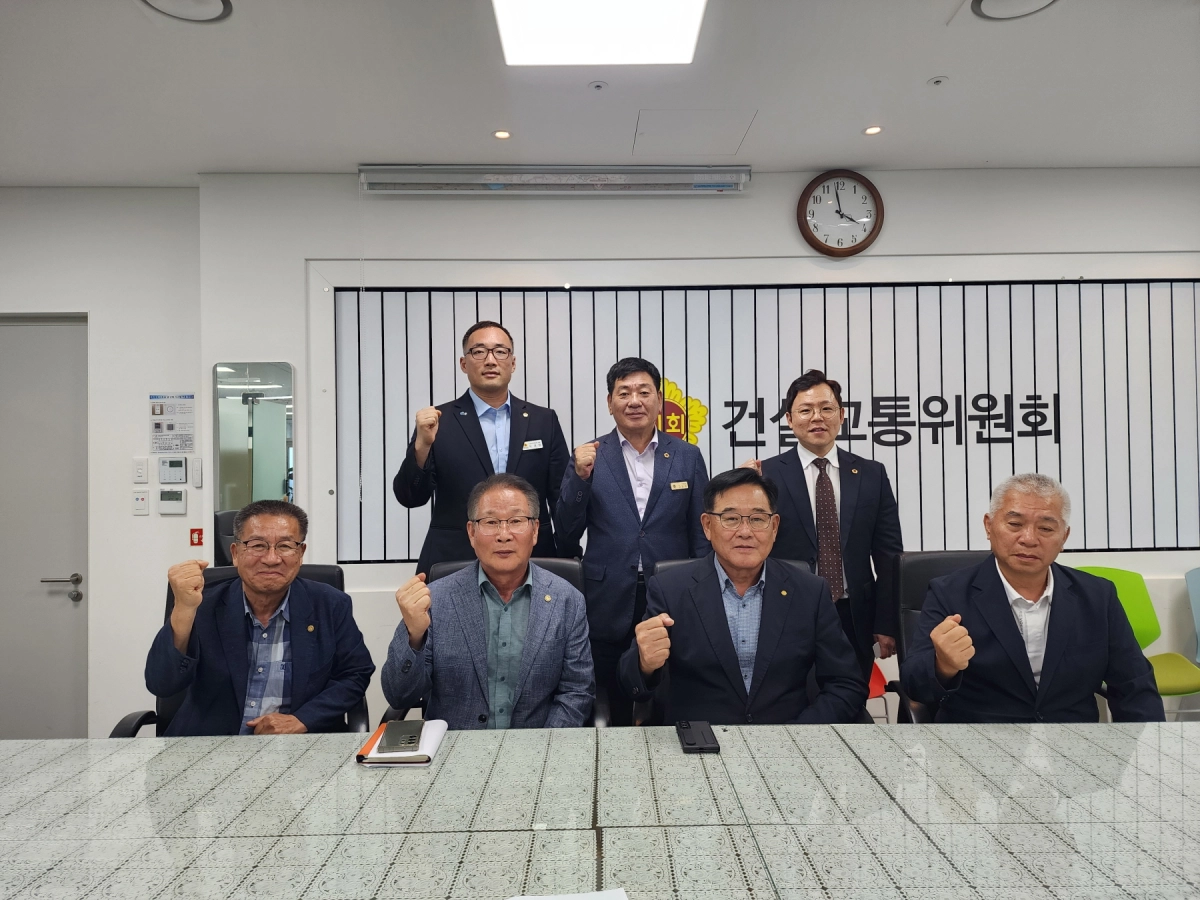 ▲경기도의회 건설교통위원회 고찬석 위원장(뒷줄 가운데), 김철환 부위원장(뒷줄 오른쪽), 이대한 의원(뒷줄 왼쪽)을 비롯한 참석자들이 3일 도의회에서 열린 택시업계 현안 간담회에서 파이팅을 외치며 기념촬영을 하고 있다. (사진=경기도의회)
