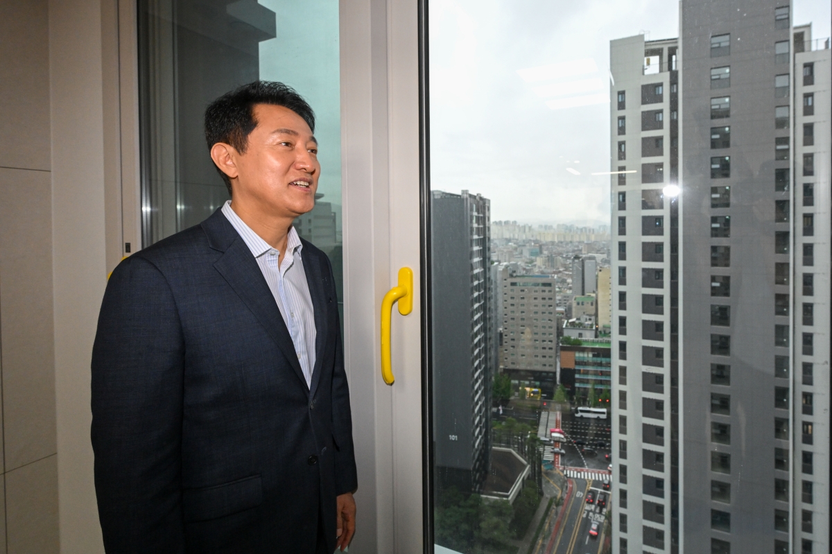 오세훈 서울시장이 지난 1일 오전 서울 송파구 잠실르엘 미리내집 현장을 찾아 주택을 둘러보고 있다.  뉴시스