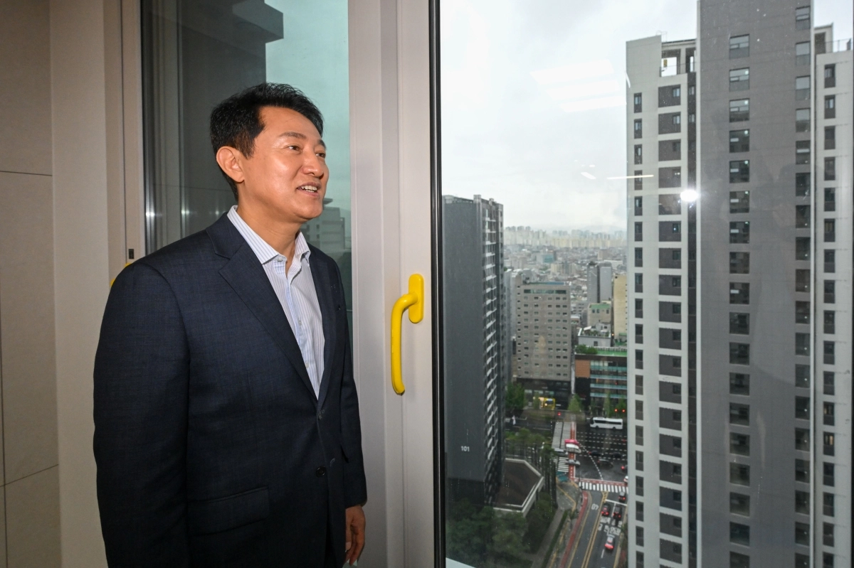 오세훈 서울시장이 지난 1일 오전 서울 송파구 잠실르엘 미리내집 현장을 찾아 주택을 둘러보고 있다.  뉴시스