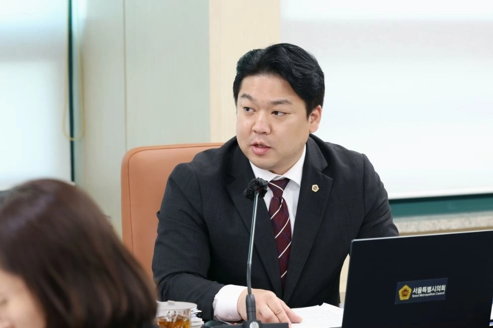 제339회 임시회 복지실 업무보고에서 질의하는 송건우 의원. 서울시의회 제공