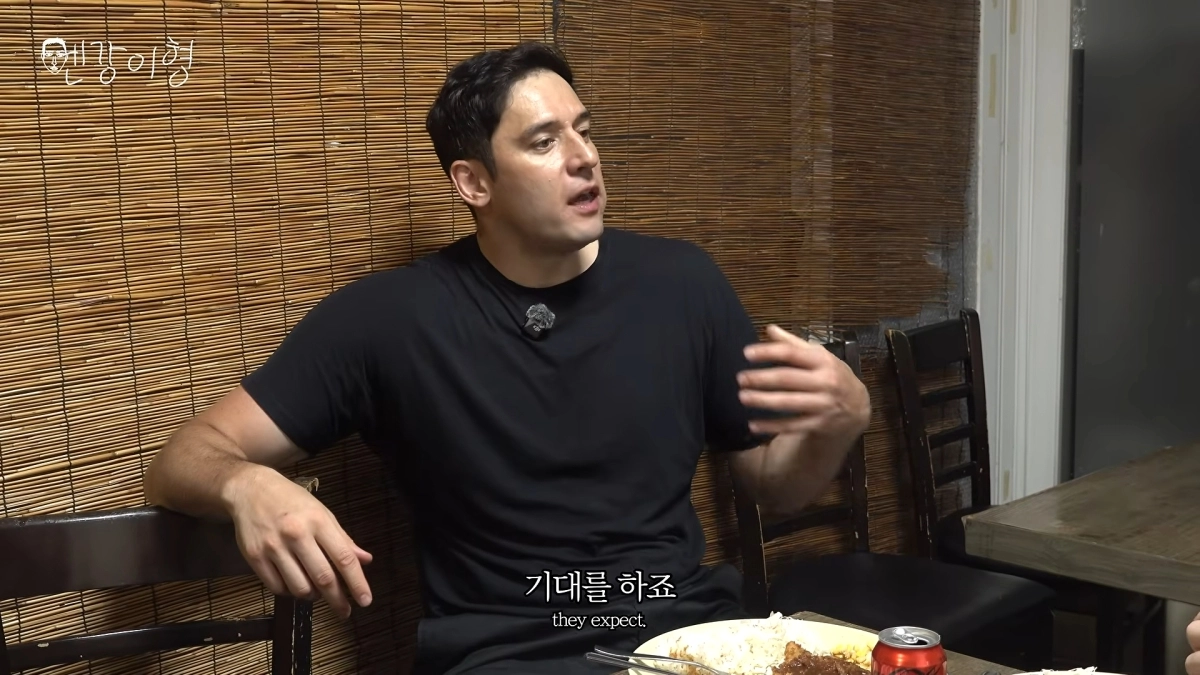 방송인 줄리엔강이 한국을 방문한 튀르키예 남성과 한국의 연애 문화에 대해 이야기를 나눴다. 유튜브 채널 ‘줄리엔강 엔강이형’