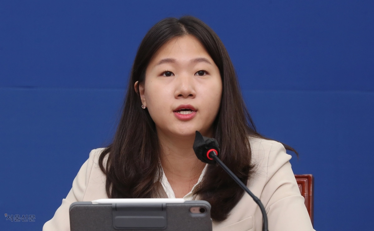 더불어민주당 박성민 전 최고위원이 16일 오전 국회에서 열린 새로고침특별위원회 제2차 간담회에서 ‘왜 더 많은 젊은 인재들이 더불어민주당을 선택하지 않는가’에 대해 발제하고 있다.2022. 8. 16 김명국 기자