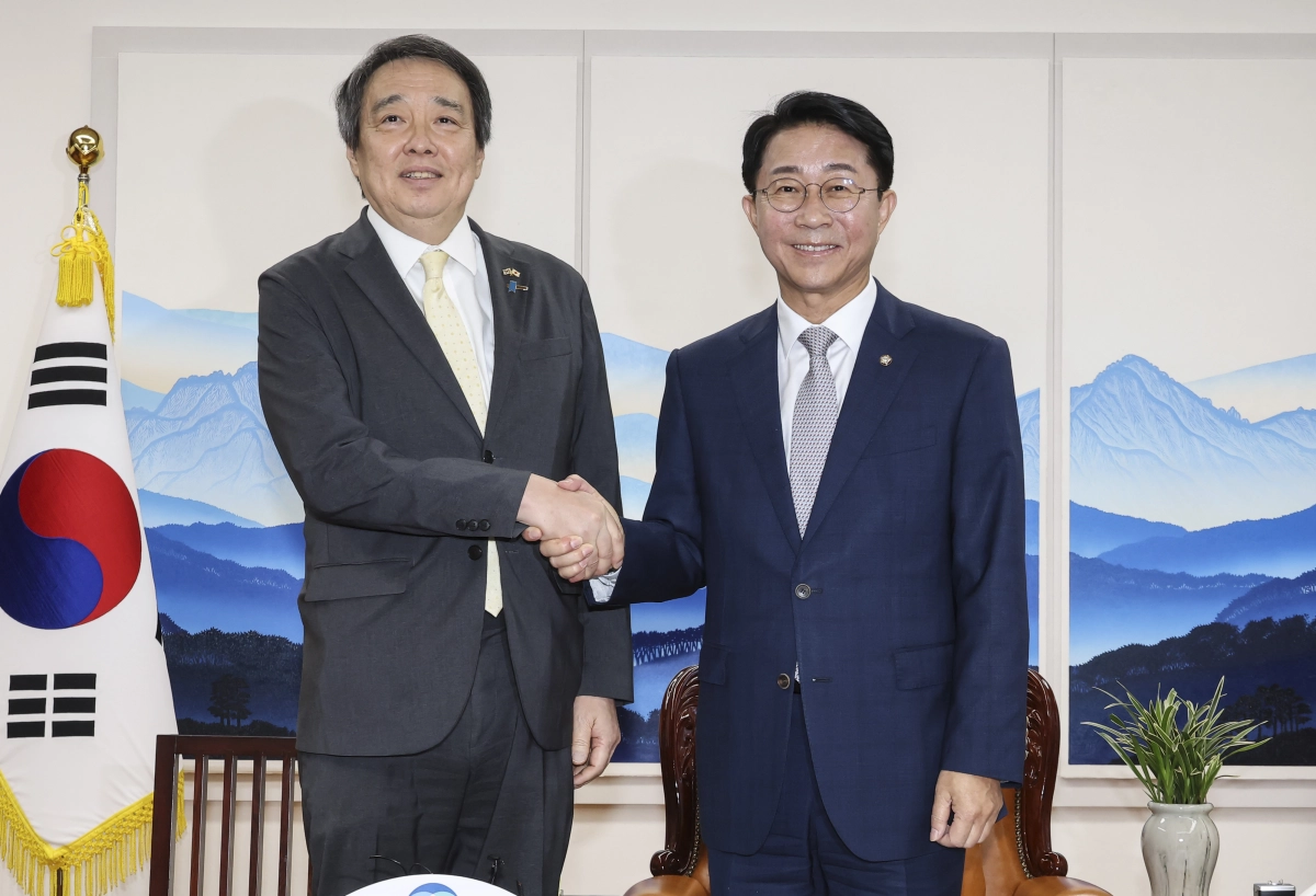 조정식(오른쪽) 국회의장이 4일 서울 여의도 국회에서 미즈시마 고이치 주한일본대사를 만나 악수하고 있다. 연합뉴스
