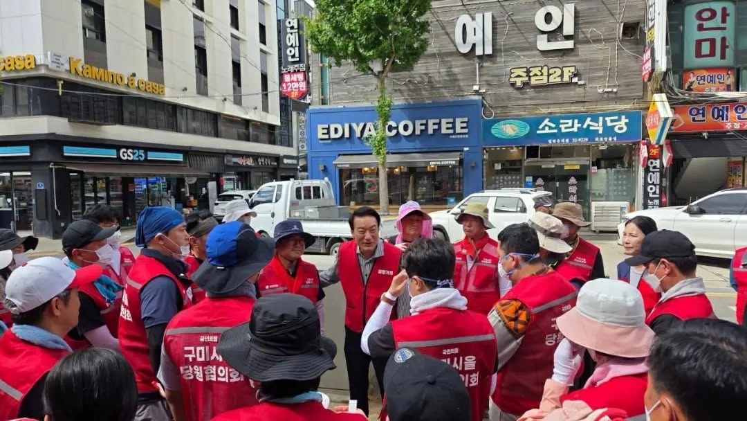서일준 국민의힘 의원이 8월 30일 경남 거제시 고현동 침수 피해 지역에서 강명구 의원, 경북 구미을 당원들과 복구 활동을 벌이고 있다. 서일준 의원 페이스북