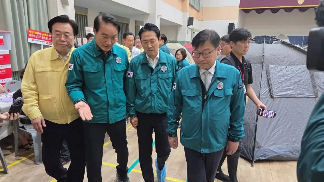 장동혁 국민의힘 대표와 정점식 원내대표가 지난달 18일 서일준 의원과 함께 거제 호우피해 현장을 방문하고 있다. 왼쪽부터 박상웅 의원, 서 의원, 장 대표, 정 원내대표. 페이스북 캡처