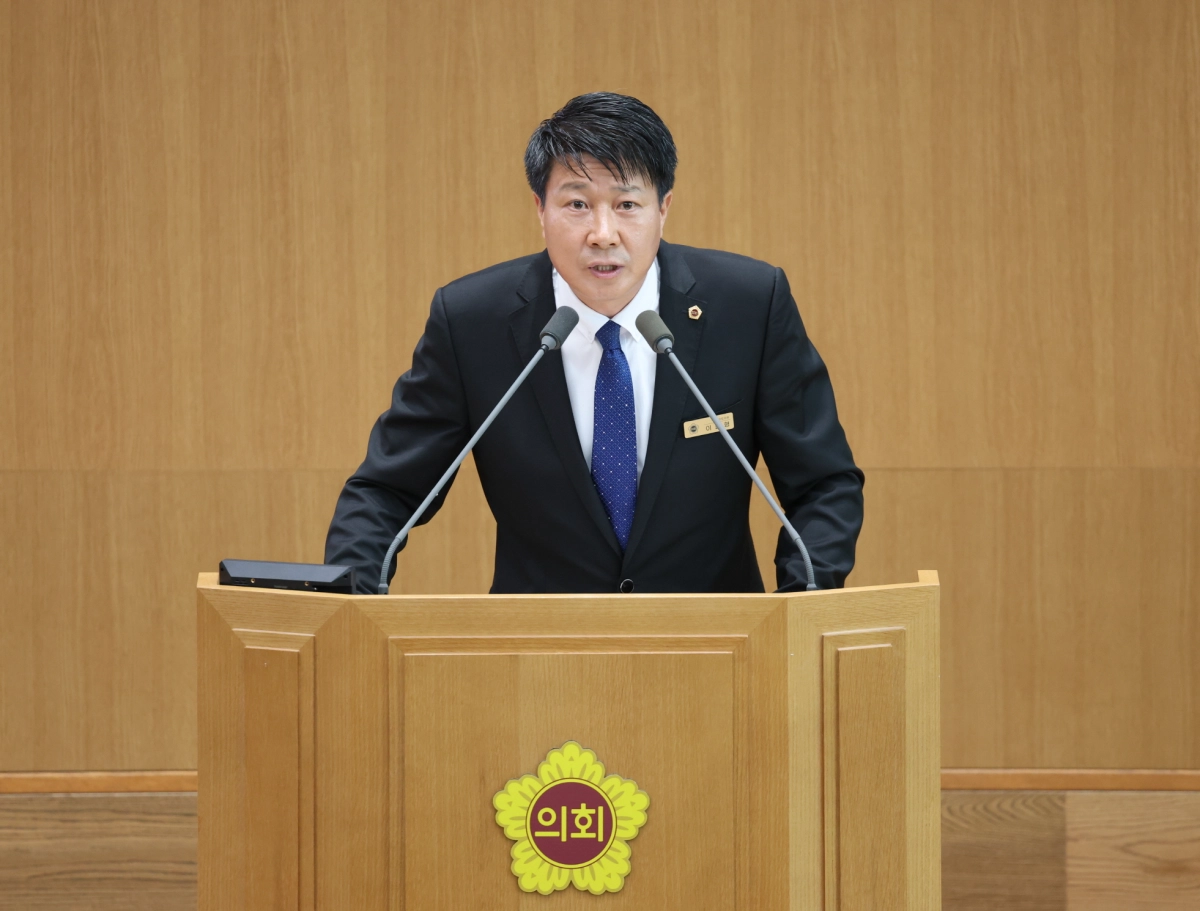 ▲이철형 의원이 3일 열린 제393회 임시회 제3차 본회의에서 선감학원 피해자 지원 및 예산 삭감 대책을 촉구하며 5분 자유발언을 하고 있다. (사진=경기도의회)