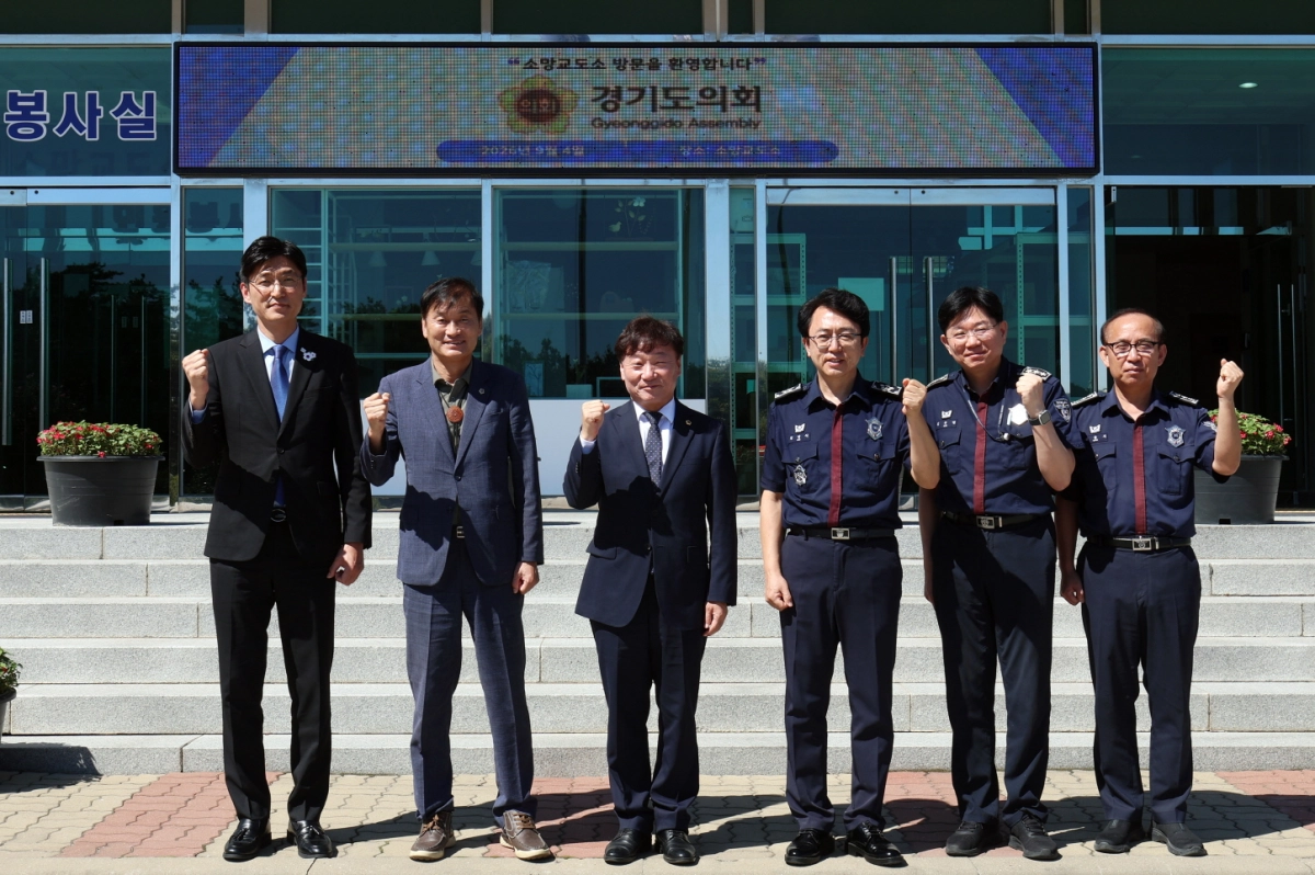 ▲남종섭 의장(왼쪽 세 번째), 서광범 농정해양위원장(왼쪽 두 번째), 김영식 소망교도소장(오른쪽 세 번째) 등 참석자들이 4일 여주 소망교도소 봉사실 앞에서 기념촬영을 하고 있다. (사진=경기도의회)