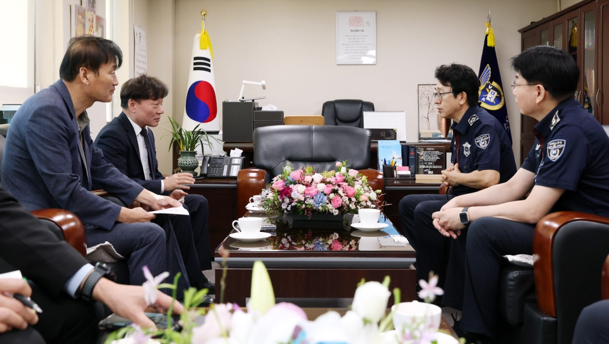 ▲남종섭 의장과 서광범 농정해양위원장이 4일 여주 소망교도소 접견실에서 김영식 소망교도소장 등 관계자들과 교통 접근성 및 운영 현안을 논의하고 있다. (사진=경기도의회)