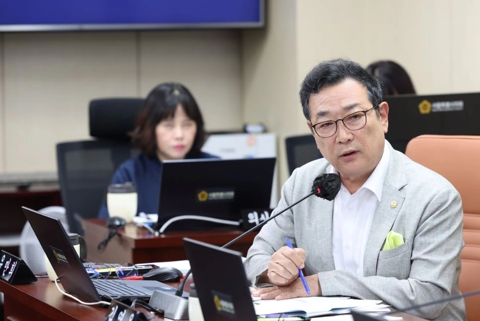 지난 2일 열린 제339회 임시회 서울대공원 업무보고에서 질의하는 유만희 의원. 서울시의회 제공