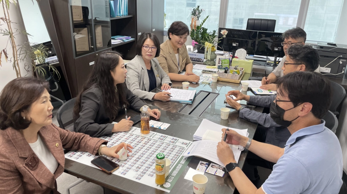 ▲안시현 의원이 1일 도의회 사무실에서 경기도 농수산생명과학국 관계 공무원들과 간담회를 열고 시군종합평가 지표의 불합리성에 대해 논의하고 있다. (사진=경기도의회)