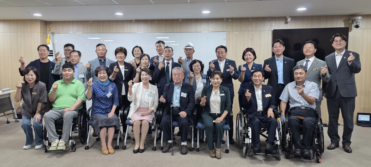 ▲경기도의회 보건복지위원회 위원들과 경기도장애인복지단체연합회 및 14개 소속 단체 관계자들이 3일 경기도의회에서 열린 정담회를 마친 뒤 기념촬영을 하고 있다. (사진=경기도의회)