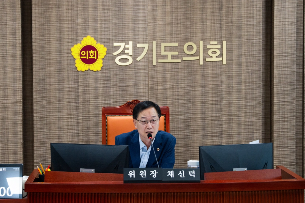 ▲채신덕 문화체육관광위원장이 4일 열린 문화체육관광위원회 상임위원회 회의에서 안건을 진행하고 있다. (사진=경기도의회)