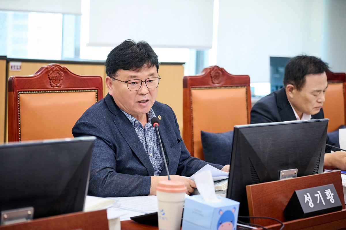 ▲성기황 의원이 4일 열린 2026년 제2회 추가경정예산안 심사에서 질의하고 있다. (사진=경기도의회)
