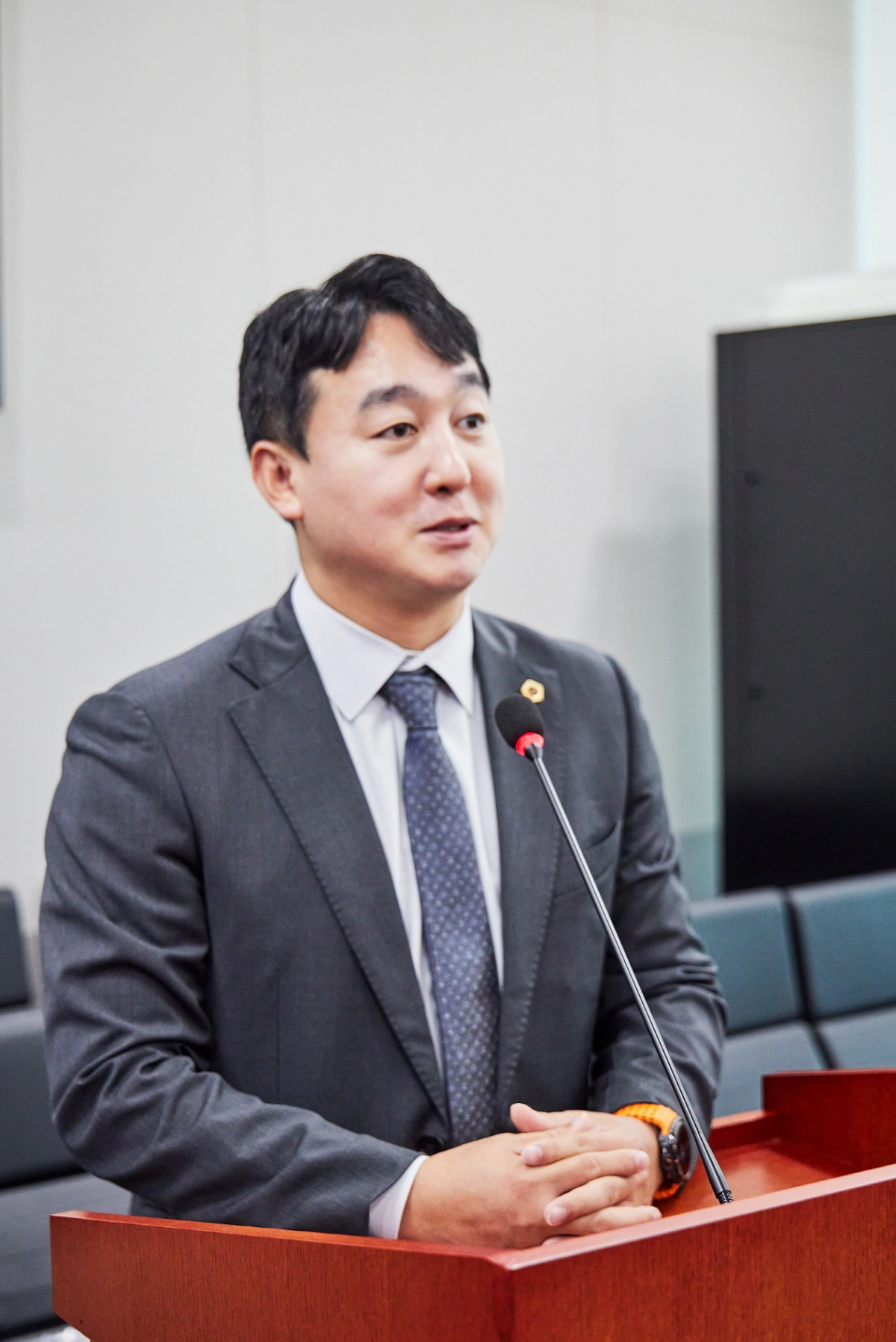 ▲손성익 의원이 소관 상임위원회 회의에서 대표발의한 조례안에 대해 제안설명을 하고 있다. (사진=경기도의회)