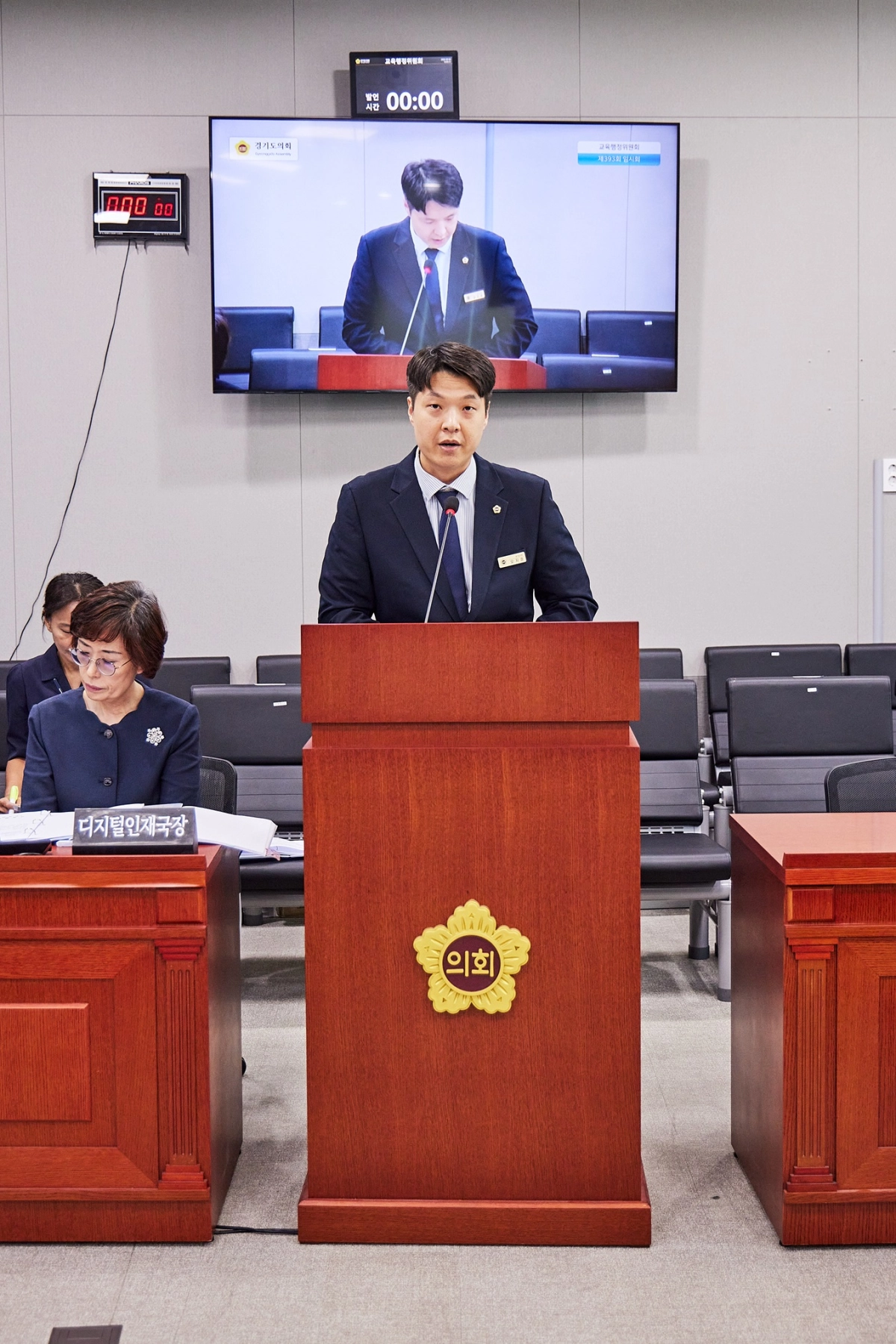 ▲오지훈 의원이 4일 열린 제393회 임시회 제1차 교육행정위원회 회의에서 대표발의한 조례 개정안에 대한 제안설명을 하고 있다. (사진=경기도의회)