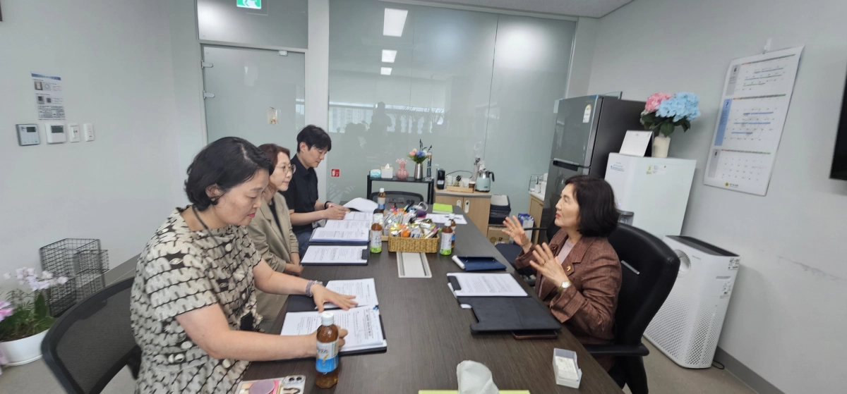 ▲김영희 교육기획위원회 부위원장이 3일 의원실에서 경기도교육청 생활교육과 관계자들과 전문상담사 처우 개선을 위한 정담회를 진행하고 있다. (사진=경기도의회)