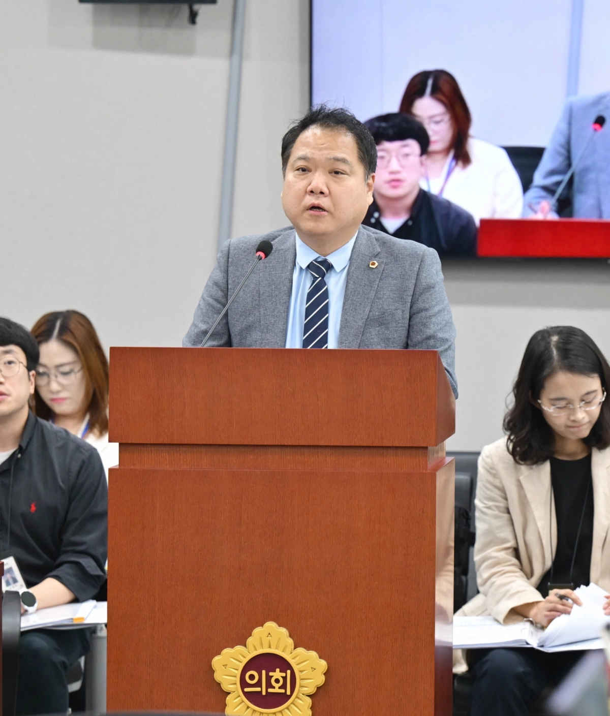 ▲조병진 의원이 4일 열린 제393회 임시회 제1차 교육기획위원회 회의에서 대표발의한 조례 전부개정안에 대해 제안설명을 하고 있다. (사진=경기도의회)