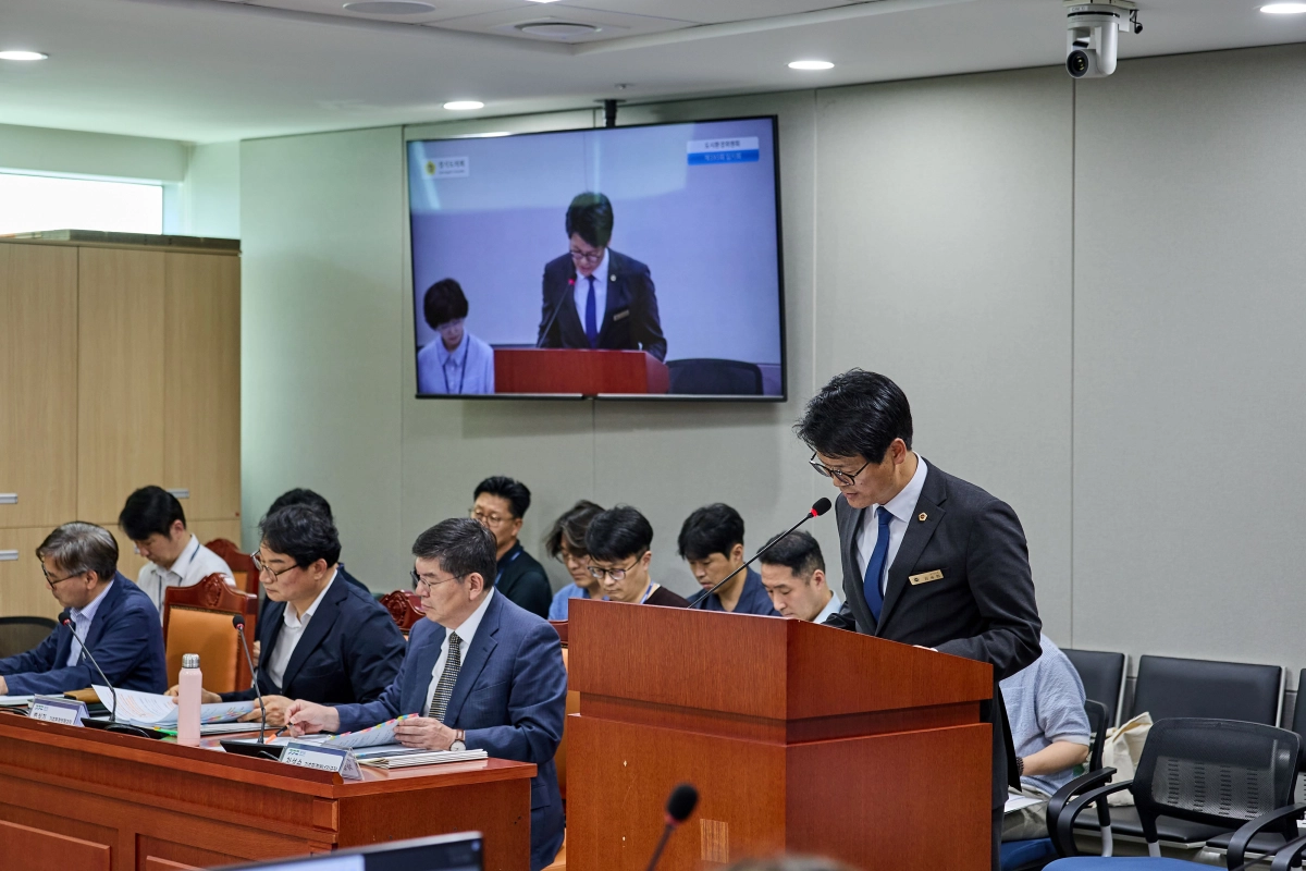 ▲장송회 의원이 4일 열린 제393회 임시회 제1차 도시환경위원회 회의에서 조례 개정안에 대한 제안설명을 하고 있다. (사진=경기도의회)