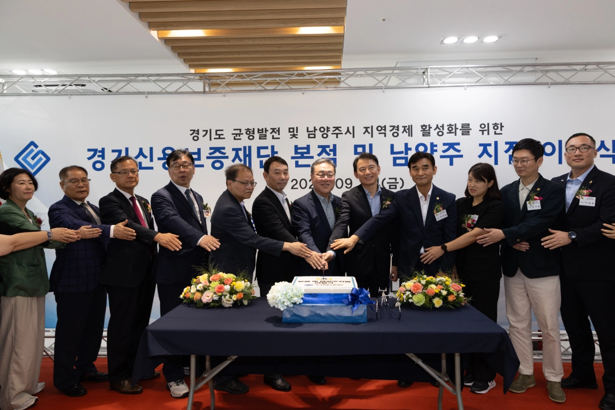 ▲장태환 경제노동위원장(오른쪽 네 번째)과 참석 내빈들이 4일 열린 경기신용보증재단 본점 및 남양주지점 이전식에서 기념 떡케이크를 자르고 있다. (사진=경기도의회)