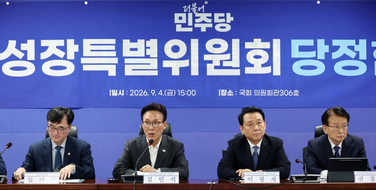 김민석(왼쪽 두 번째) 더불어민주당 대표가 2일 국회에서 열린  메가성장특별위원회 당정협의회에서 발언하고 있다. 왼쪽부터 임기근 국무조정실장, 김 대표, 이광재 메가성장특위 수석부위원장, 권칠승 정책위의장. 연합뉴스