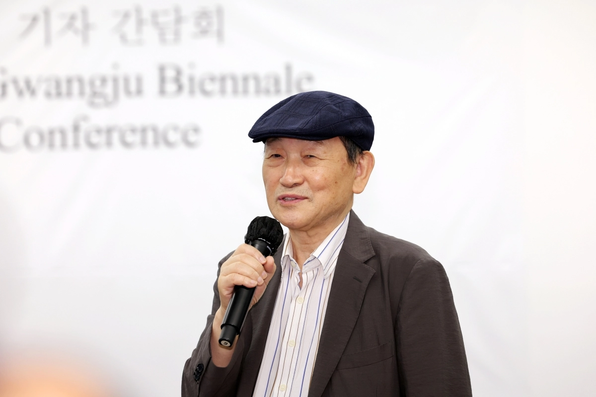 윤범모 광주비엔날레 대표이사가 4일 전남광주시 광주비엔날레전시관에서 열린 기자간담회에서 발언하고 있다. 연합뉴스