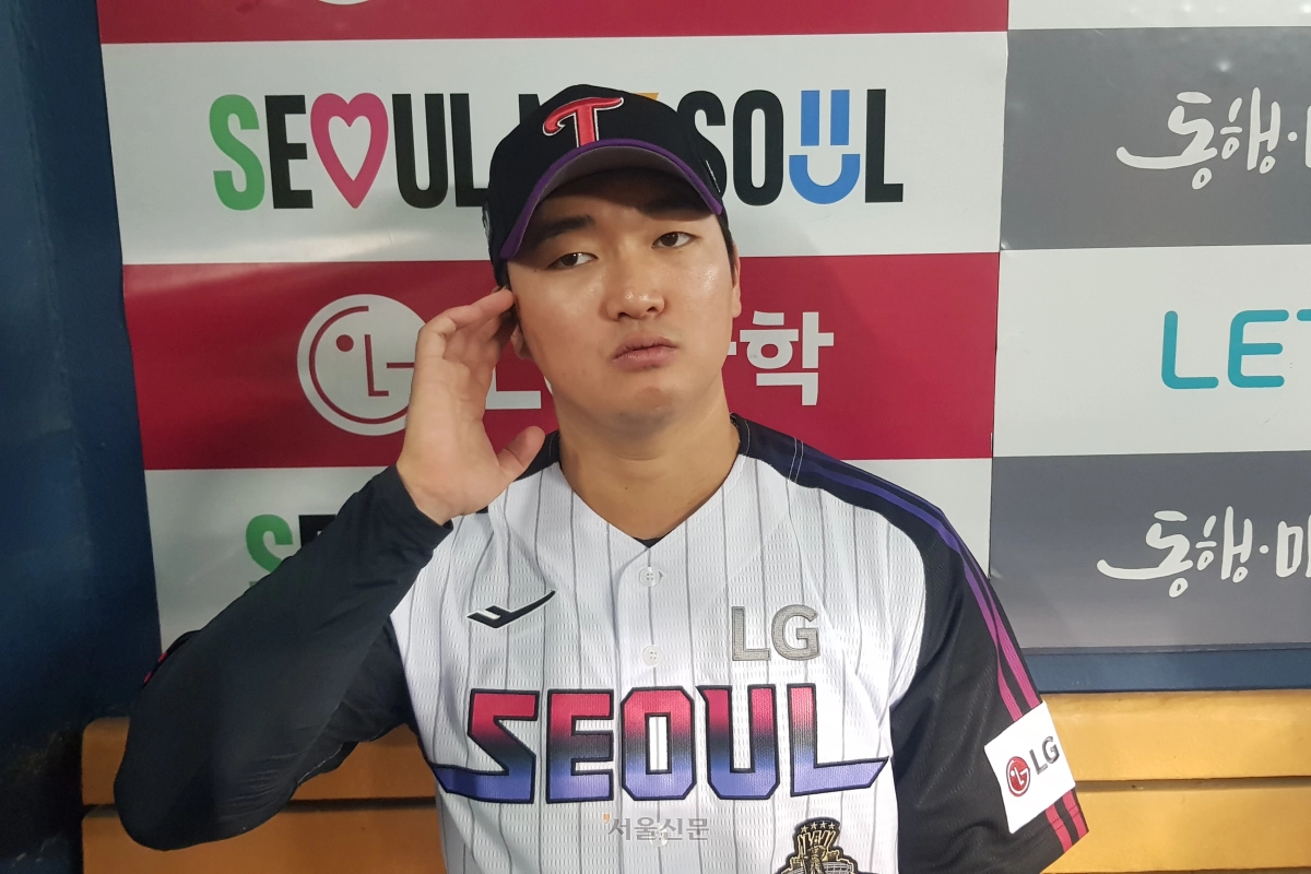 LG 트윈스 고우석이 4일 서울 잠실구장에서 열린 LG와 삼성 라이온즈의 경기를 마치고 경기 상황에 대해 취재진에게 설명하고 있다. 2026.9.5 류재민 기자