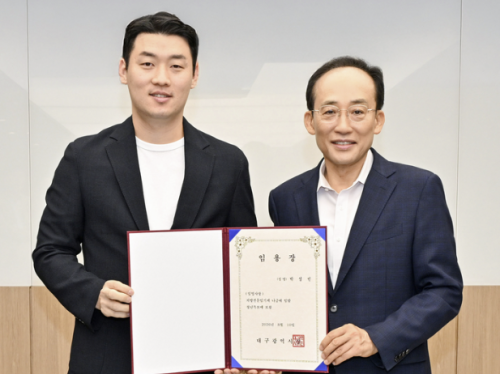 박성민 대구시 청년특보(왼쪽)가 추경호 대구시장으로부터 임명장을 받고 있다. 대구시 제공