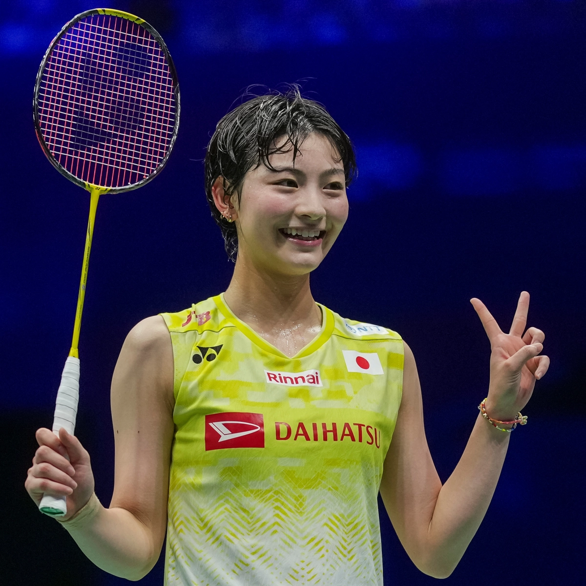 미야자키 토모카(일본)가 5일 중국 광둥성 선전 아레나에서 열린 2026 세계배드민턴연맹(BWF) 월드투어 중국 마스터스(슈퍼 750) 준결승에서 중국의 왕즈이를 꺾고 기념사진을 찍고 있다 2026.9.5 선전 신화 연합뉴스
