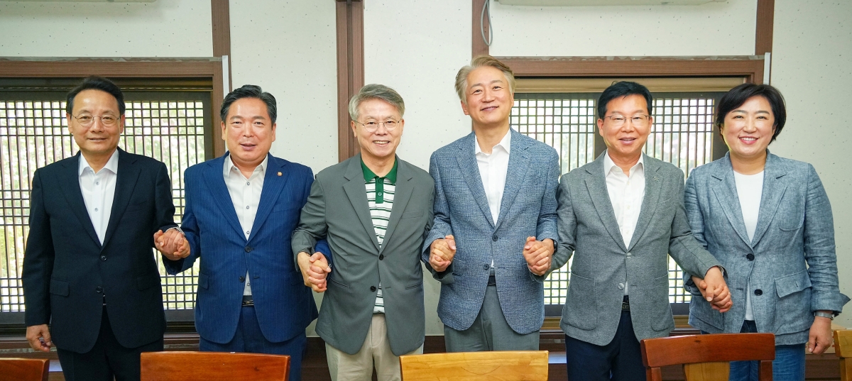 민형배 전남광주통합특별시장이 5일 오전 서구 한 음식점에서 5개 자치구청장과 오찬 간담회를 열고 자치구 재정 강화 등 지역 현안 및 협력 방안을 논의했다. 왼쪽부터 임택 동구청장, 김병내 남구청장, 민형배 특별시장, 김이강 서구청장, 박병규 광산구청장, 신수정 북구청장. 전남광주통합특별시 제공
