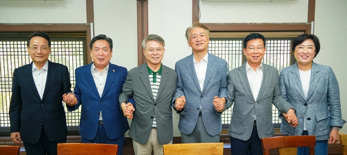민형배 전남광주통합특별시장이 5일 오전 서구 한 음식점에서 5개 자치구청장과 오찬 간담회를 열고 자치구 재정 강화 등 지역 현안 및 협력 방안을 논의했다. 왼쪽부터 임택 동구청장, 김병내 남구청장, 민형배 특별시장, 김이강 서구청장, 박병규 광산구청장, 신수정 북구청장. 전남광주통합특별시 제공