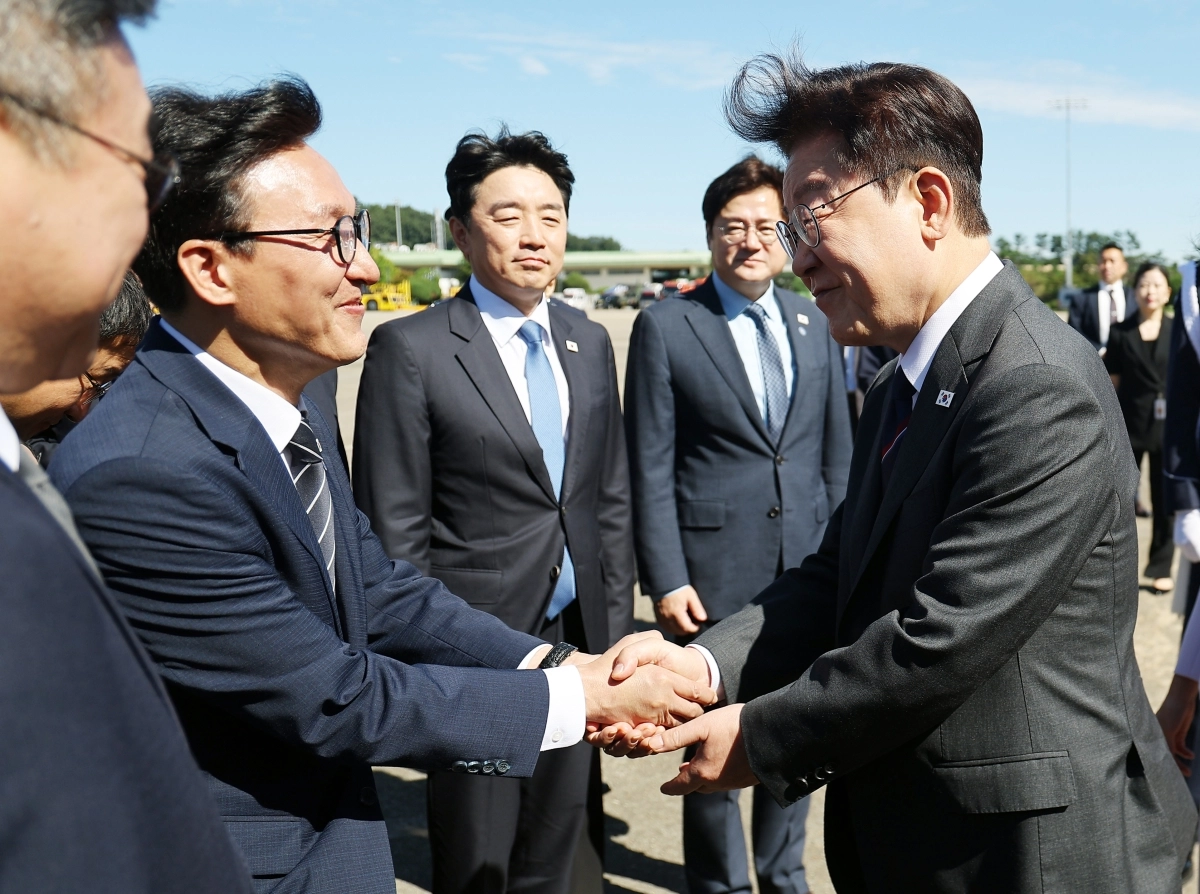 프랑스 국빈 방문을 위해 출국하는 이재명 대통령이 6일 성남 서울공항에서 환송 나온 더불어민주당 김민석 대표와 인사하고 있다. 2026.9.6 연합뉴스